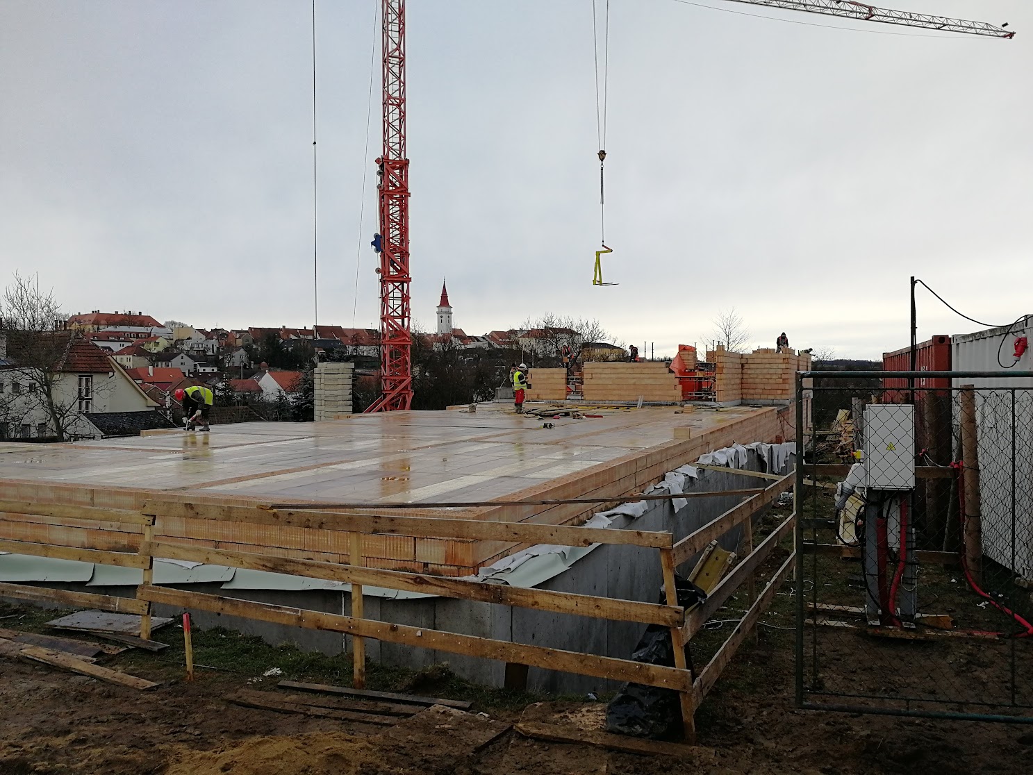 Železobetonové stropy a balkony Zhotovujeme monolitické železobetonové stropy a balkony s výbornými technickými vlastnostmi a precizním zpracováním.